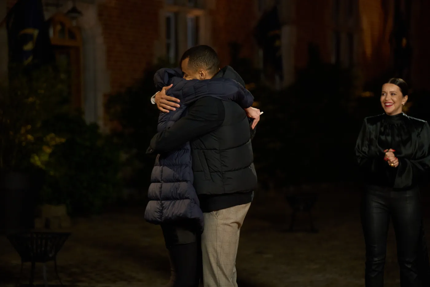 Zwycięzcy show "The Traitors. Zdrajcy" Justyna i Stanley oraz prowadząca Malwina Wędzikowska