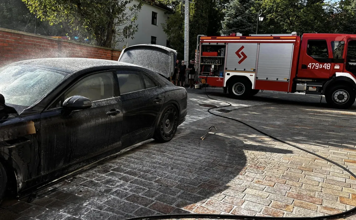 bentley-flying-spur-w12-mansory-pozar-na-terenie-sanktuarium-matki-bozej-pani-myslenickiej-38274507.jpg