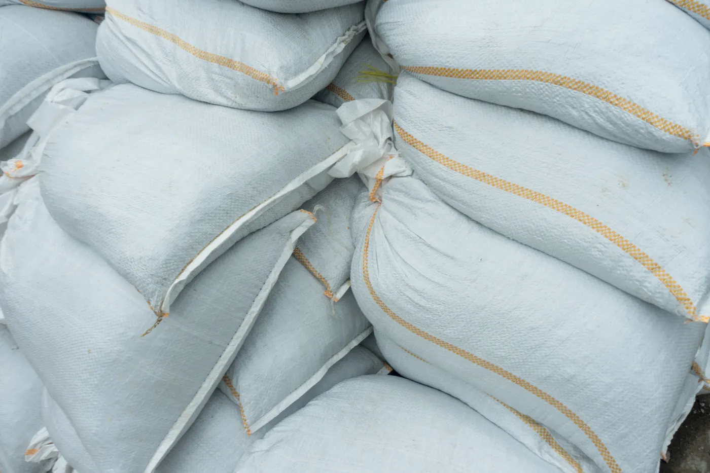 Mobilizacja przed ekstremalną ulewą w Ostrowie Wielkopolskim. Worki z piaskiem dla mieszkańców