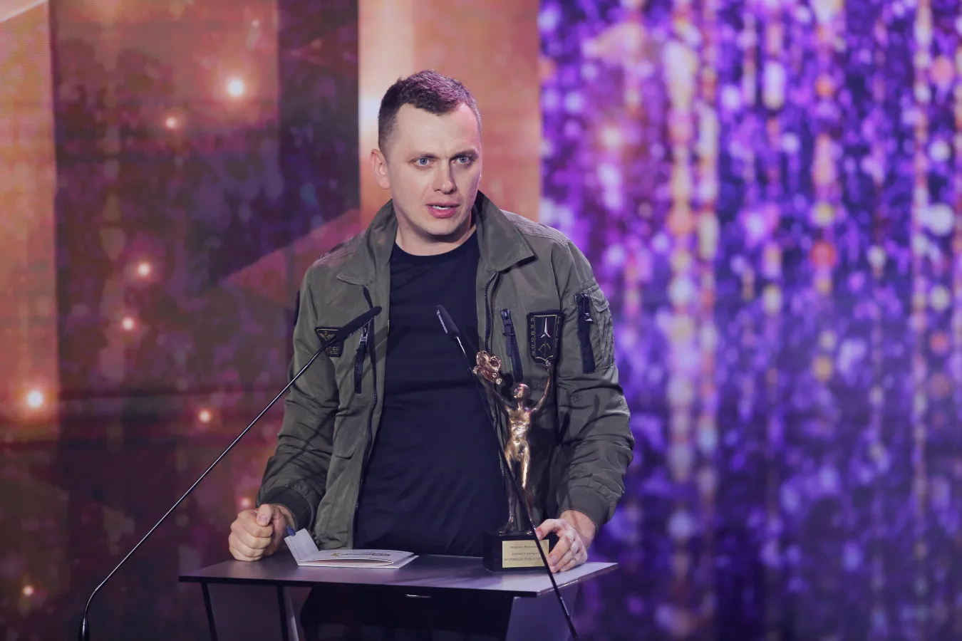 Dziennikarz TVN24 pokazał dramatyczną akcję ratunkową. Kobieta utknęła w samochodzie [WIDEO]