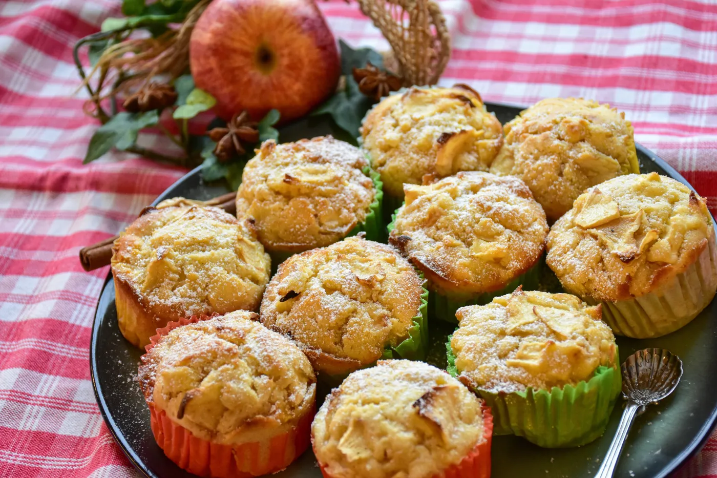 Babeczki z kefirem i jabłkami. Przepis krok po kroku od Jakuba Kuronia