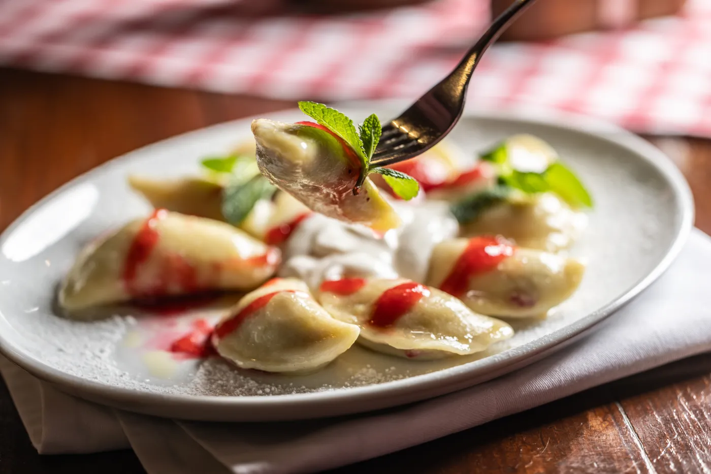 Jak gotować mrożone pierogi? Ten banalnie prosty trik sprawi, że nie będą pękać