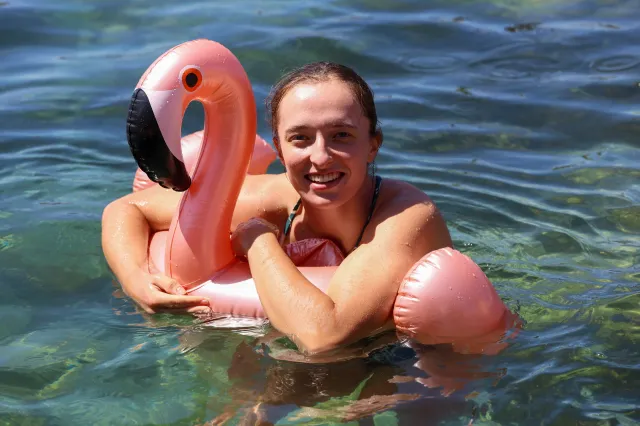 Iga Świątek na basenie. Te zdjęcia obiegły cały świat [FOTO]