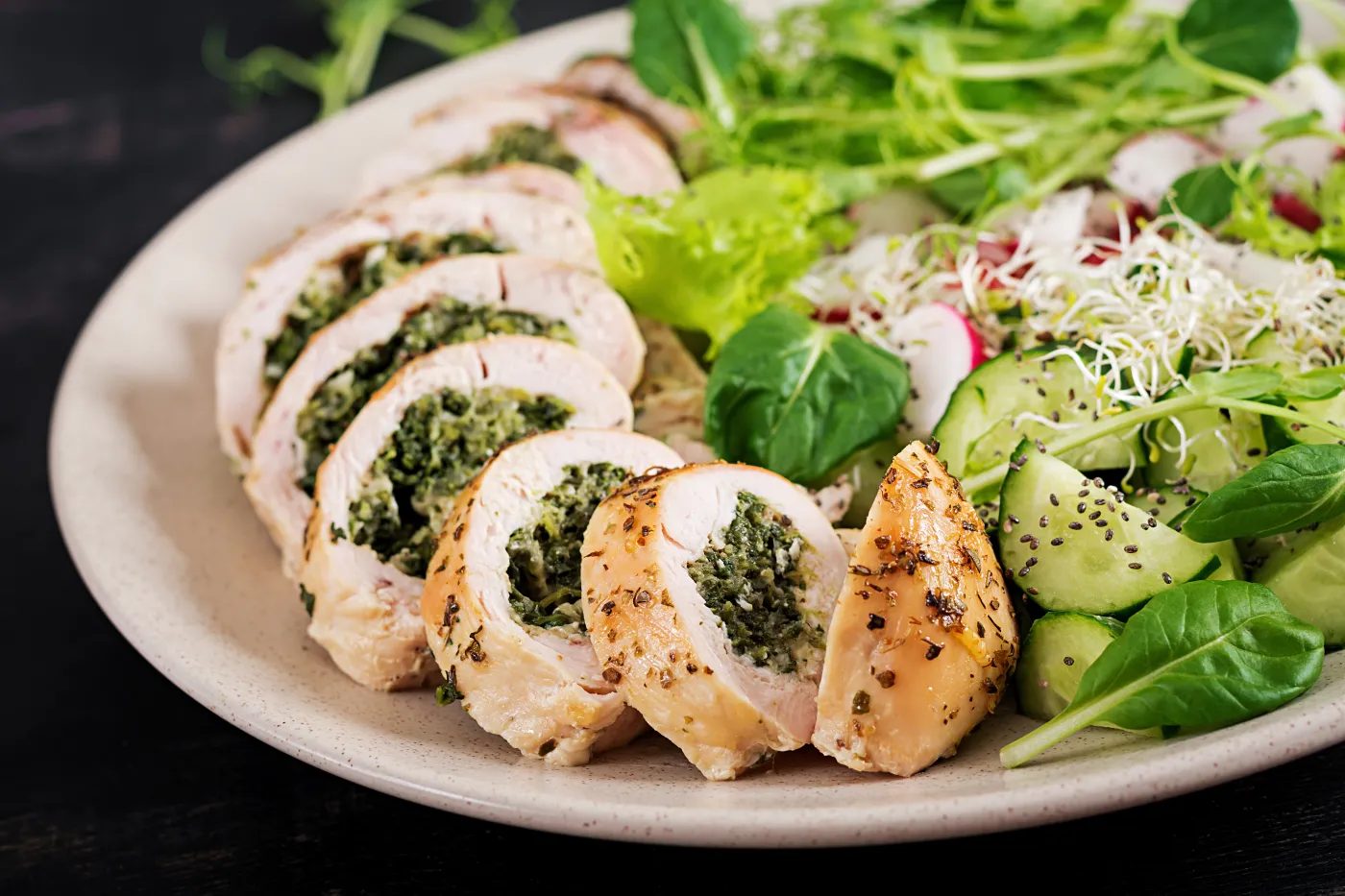 Pyszny obiad na sobotę. Podajemy przepis, Ty gotujesz. Roladki z kurczaka z serem i szpinakiem