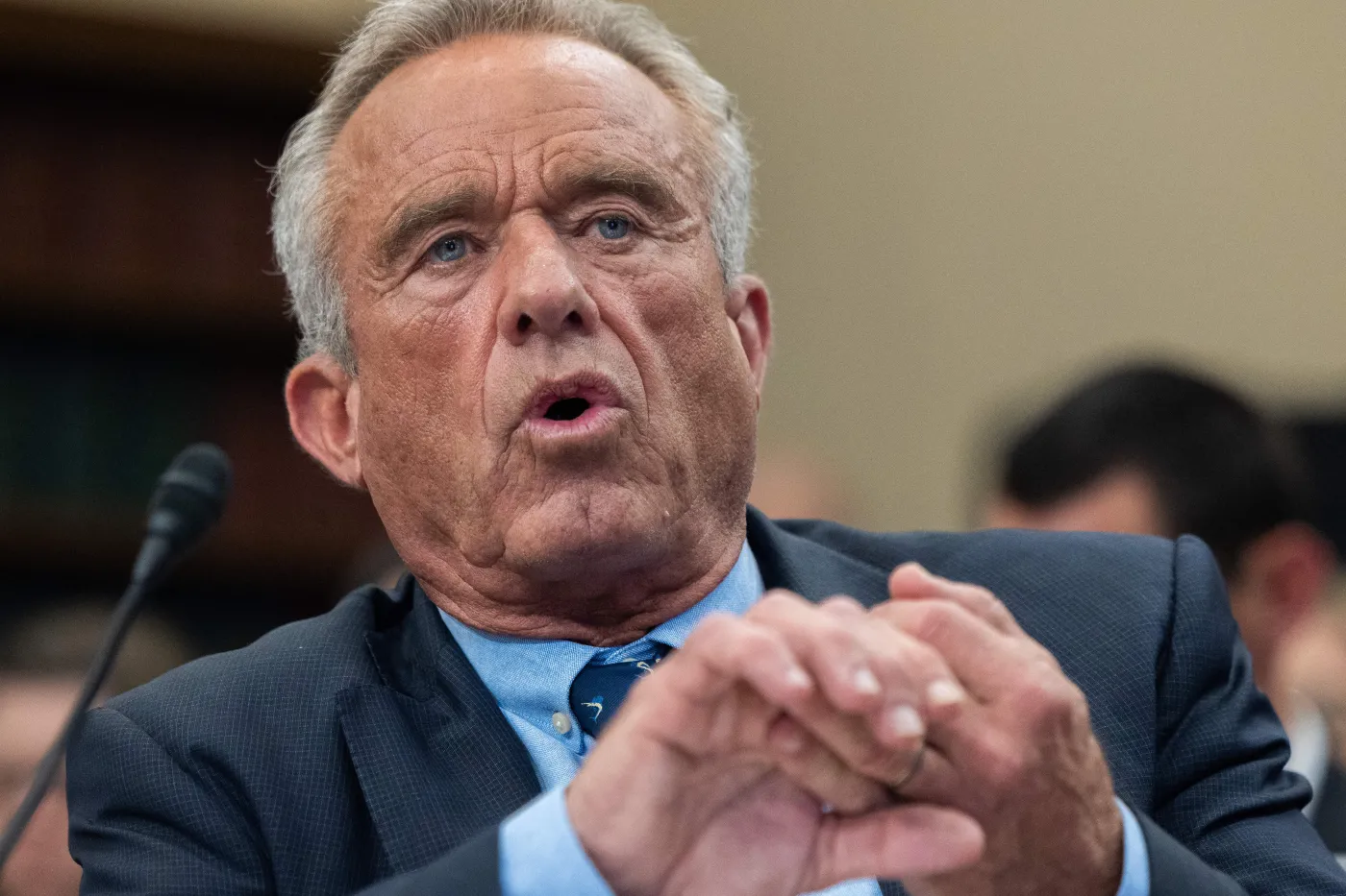 Przełomowy raport Kennedy’ego okazał się bublem? Eksperci: Wykorzystano AI, źródła nie istnieją