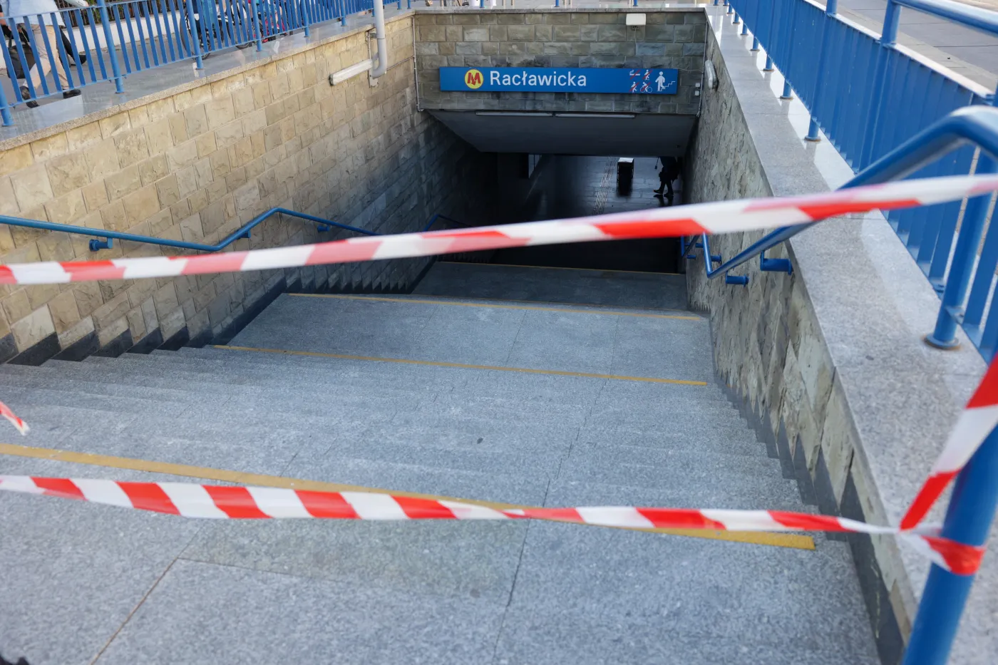 Pożar sparaliżował metro w Warszawie. Linia M1 ruszyła tylko częściowo