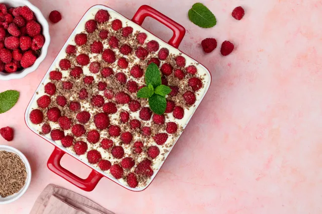 Delicja budyniowa - szybkie i pyszne ciasto bez pieczenia. Zakochasz się w nim!