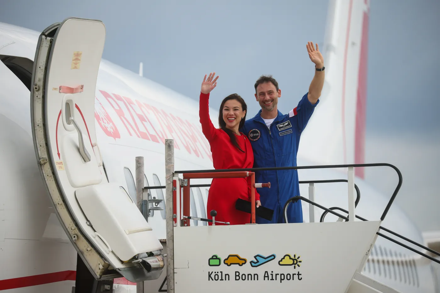 Sławosz Uznański-Wiśniewski i Aleksandra Uznańska-Wiśniewska wylądowali na lotnisku w Kolonii 