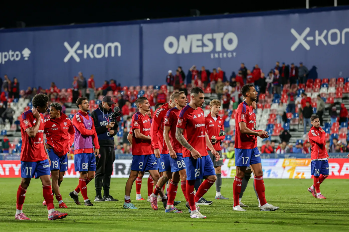 Piłkarze Rakowa Częstochowa pobili się z Izraelczykami. Na nagraniu widać, kto zaczął