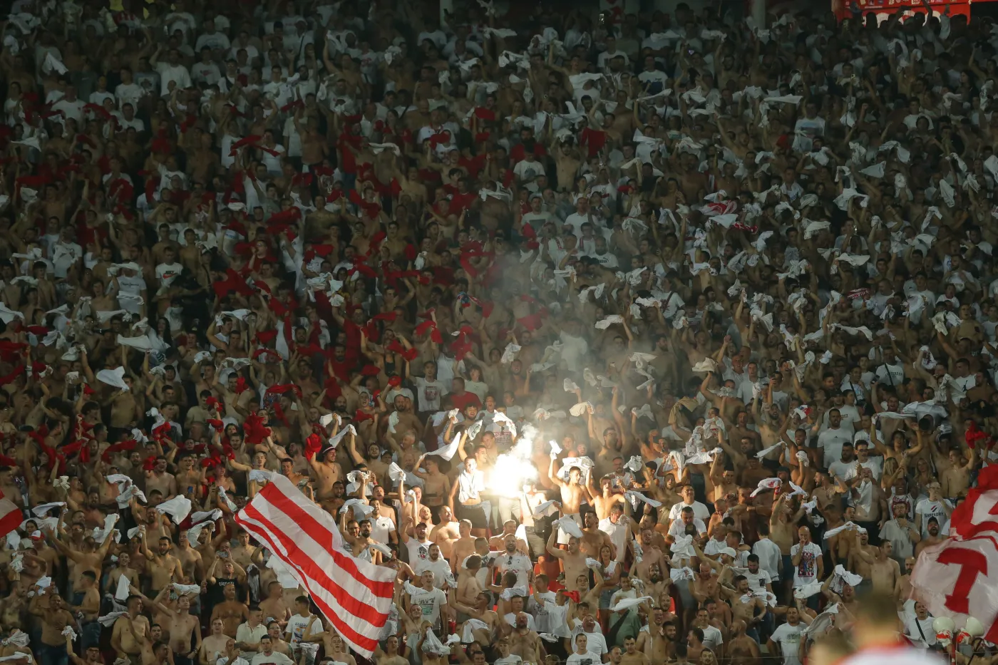 Dantejskie sceny na autostradzie. Serbowie uzbrojeni w kije zaatakowali kibiców Lecha Poznań