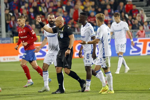 W meczu Raków - Lech piłka do siatki wpadła osiem razy. Sędzia Marciniak anulował aż 4 gole