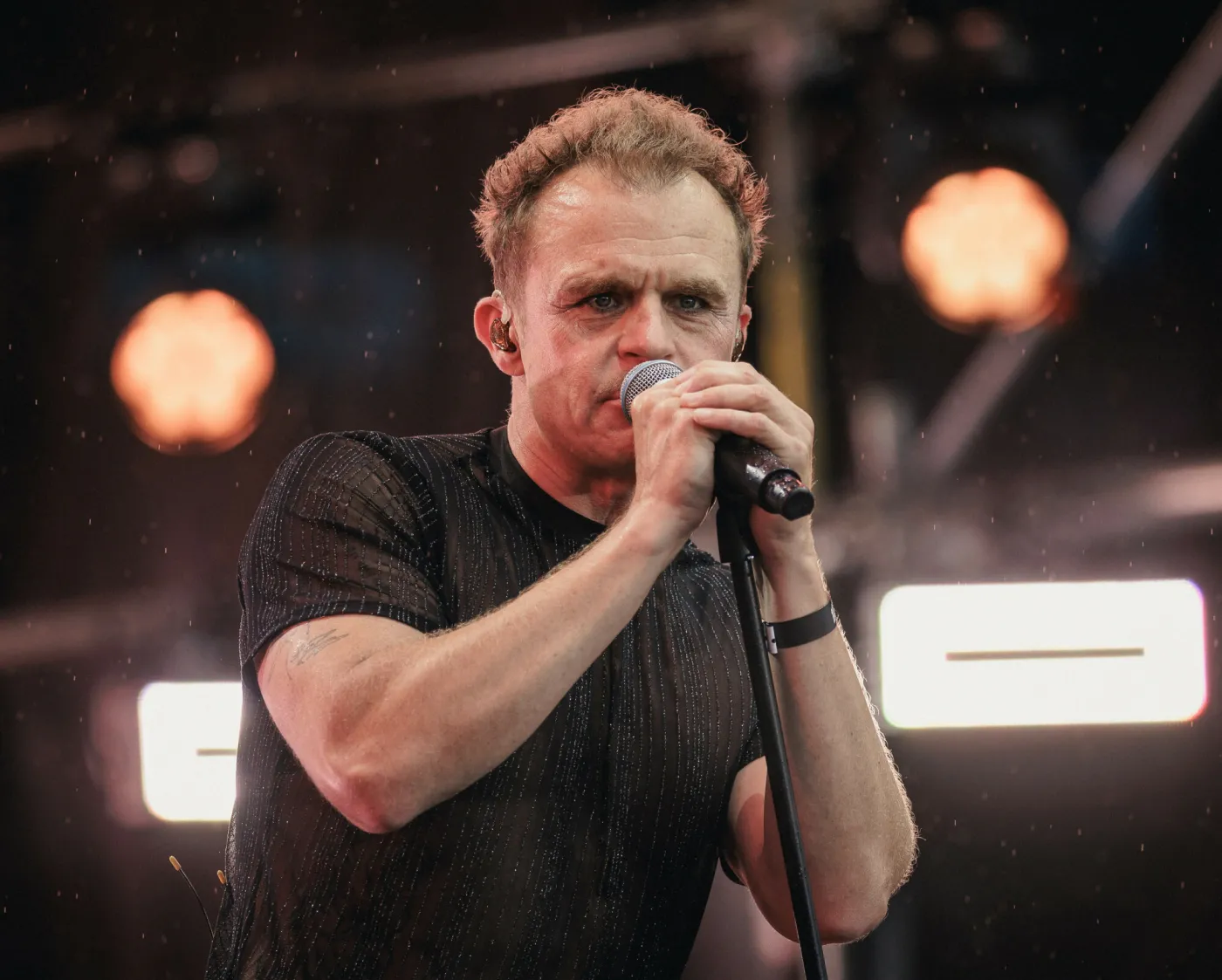 Mocne słowa Piotra Roguckiego podczas koncertu "Światło i MRock". Rządzących nazwał "debilami"