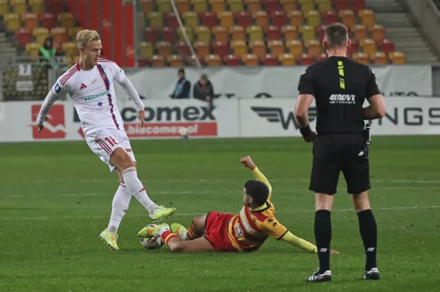 Sędzia przerwał mecz Jagiellonia - Raków. Powodem wulgarny transparent obrażający jego kolegę