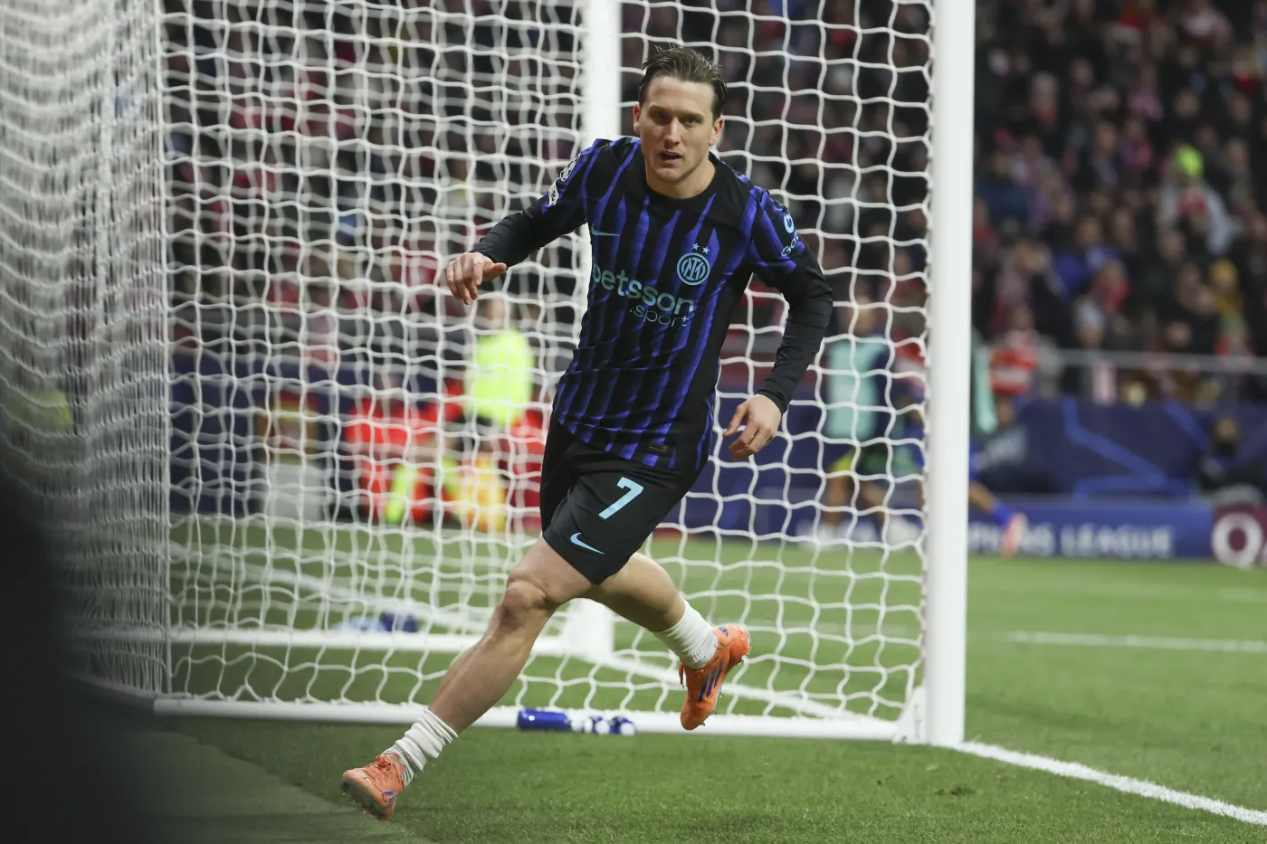 Liga Mistrzów. Zieliński strzelił gola dla Interu. Koszmarny błąd Neuera pogrążył Bayern