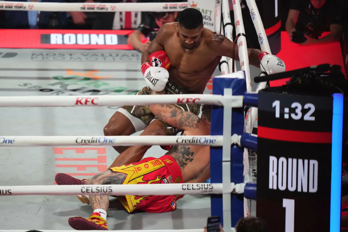 Anthony Joshua pokonał w ringu słynnego influencera. Jake Paul nie przetrwał szóstej rundy