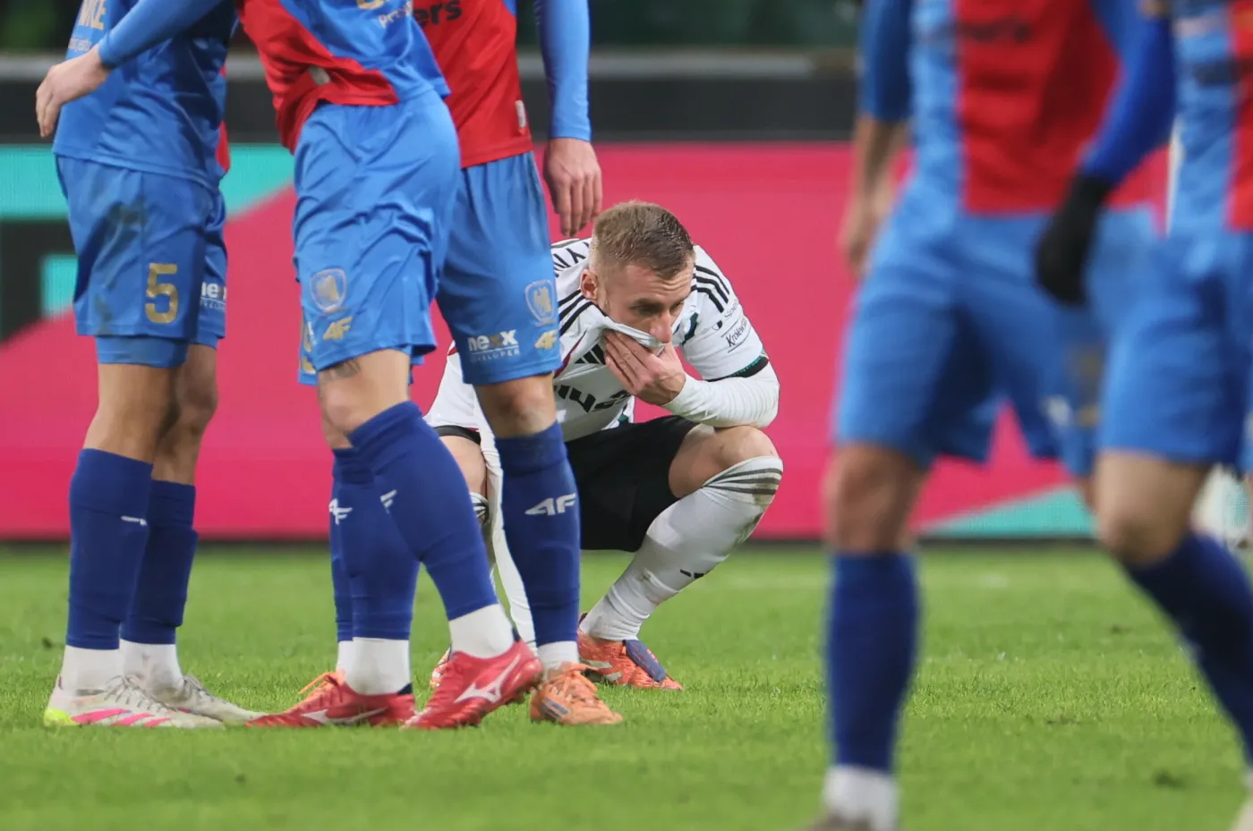 Beniaminek zimę spędzi na fotelu lidera Ekstraklasy. Papszun będzie ratował Legię przed spadkiem