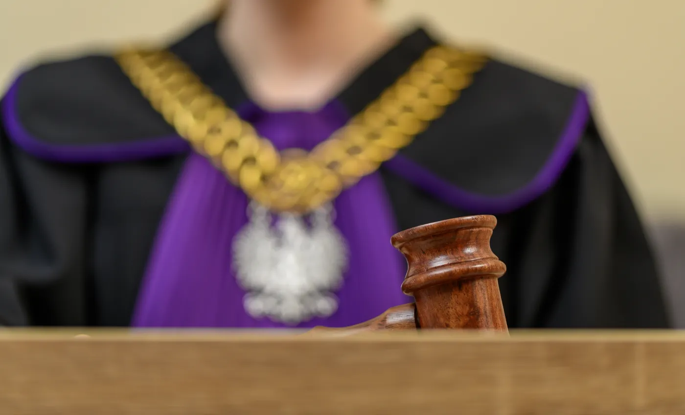 Pierwszy taki proces w Polsce. Biskup na ławie oskarżonych. "Nie przyznaję się"