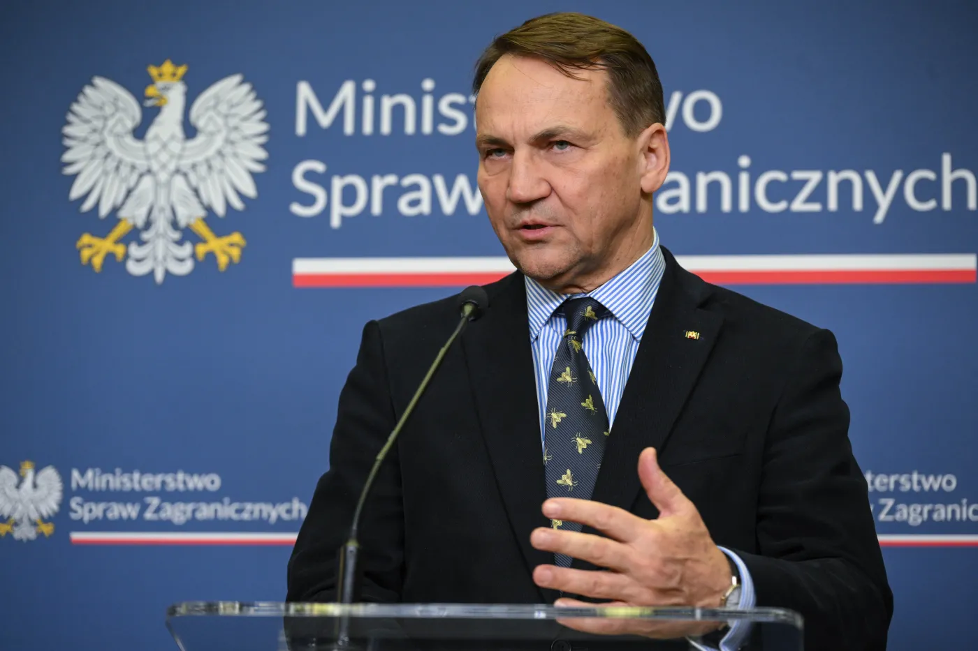 Sikorski odpowiedział na ataki Błaszczaka i Bochenka. Szef MSZ nazwał je "wyjątkowo wrednymi"