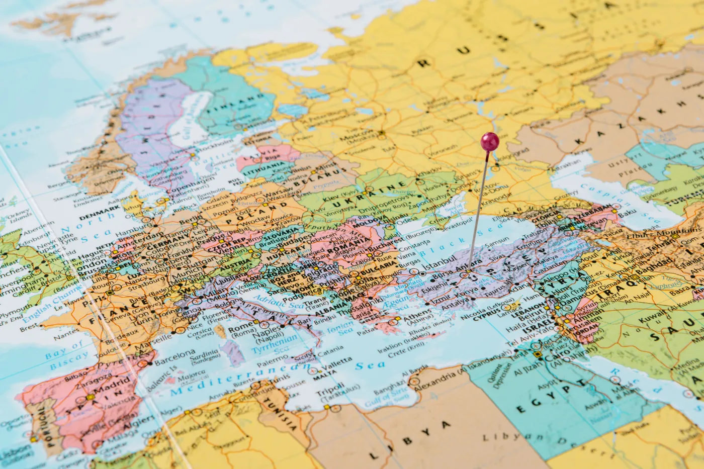 Piekielnie trudny, ale szybki QUIZ. Stolice państw. Wskaż PRAWDA lub FAŁSZ. Trafisz choć 18/20?