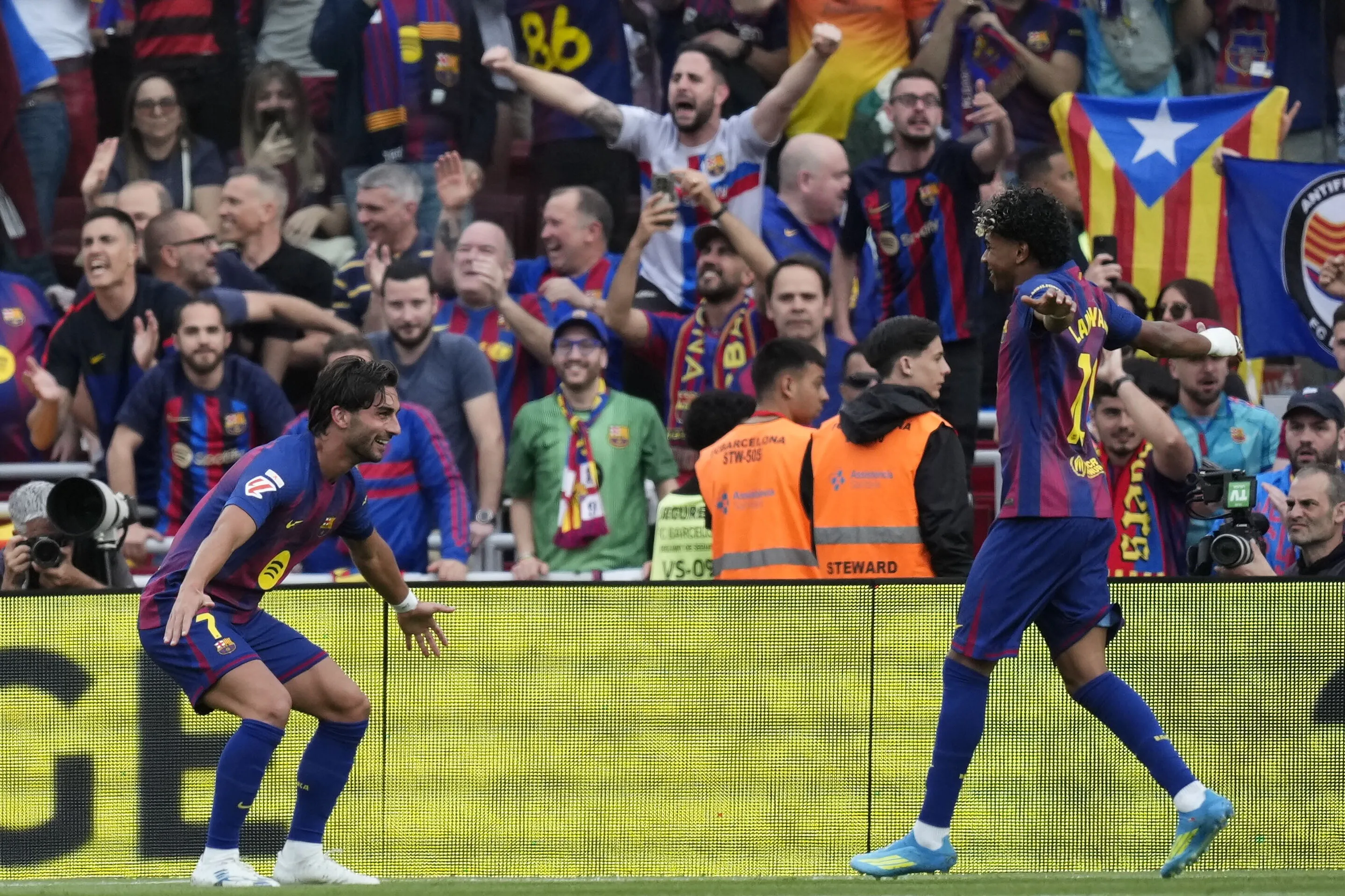 Torres i Yamal poprowadzili Barcelonę do zwycięstwa w derbach. Lewandowski nie wszedł na boisko