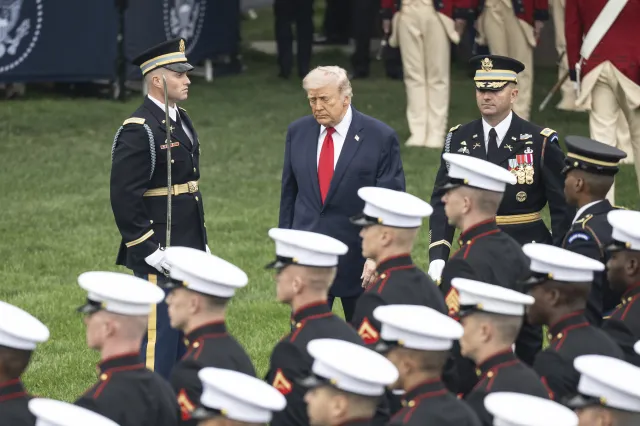 Trump z karabinem w ręku ostrzega Iran. "Koniec z miłym facetem. Opamiętajcie się"