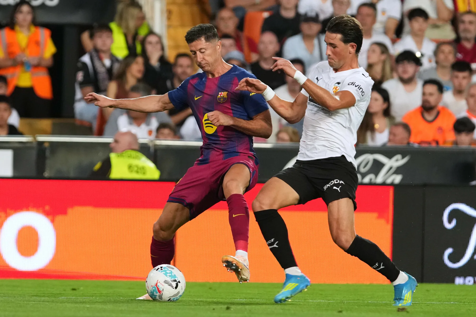 Ostatni gol Lewandowskiego dla Barcelony. Szczęsny trzy razy wyjmował piłkę z siatki