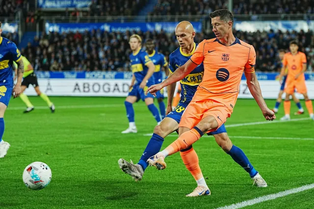 Lewandowski i Szczęsny w pierwszym składzie. Barcelona w trybie wakacyjnym przegrała z Alaves