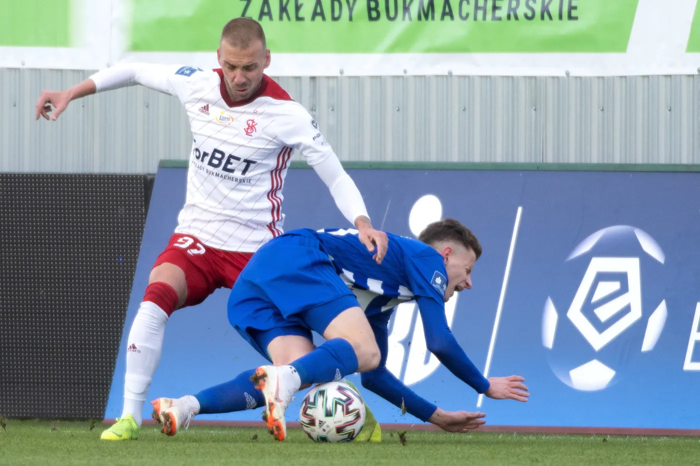 Piłkarz ŁKS Łódź Tadej Vidmajer (L) i Dawid Kocyła (P) z Wisły Płock podczas meczu Ekstraklasy