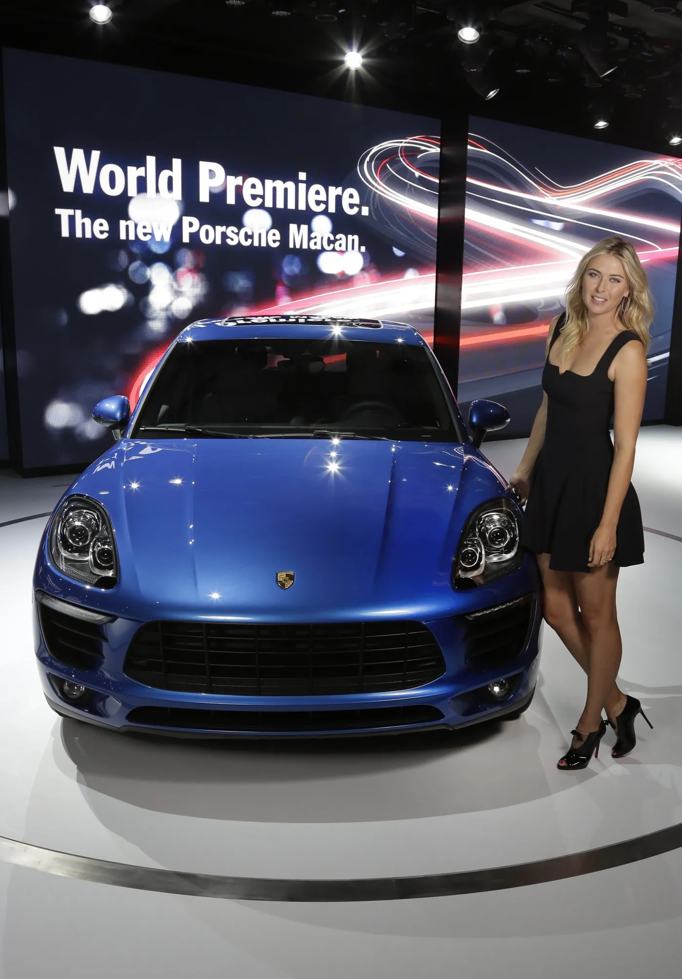 5652747-porsche-macan-world-premiere-la-auto-show-2013-with-porsche-brand-ambassador-maria-sharapova-2.jpg