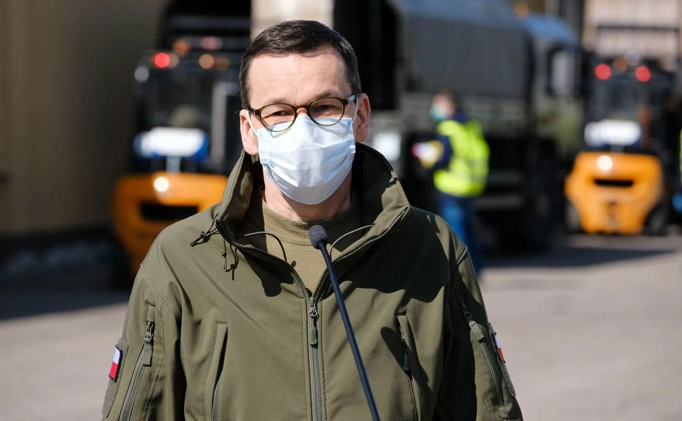 Mateusz Morawiecki podczas konferencji prasowej w Składnicy Rezerw Materiałowych w Komorowie