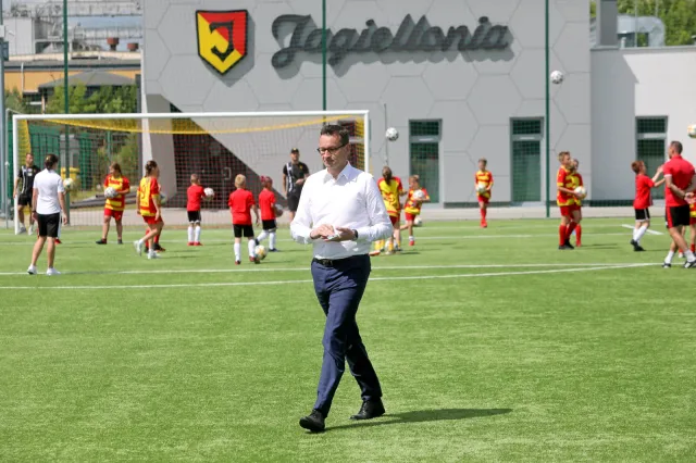 Morawiecki: Robimy to, by młodzi piłkarze grali w Białymstoku, a nie w Barcelonie