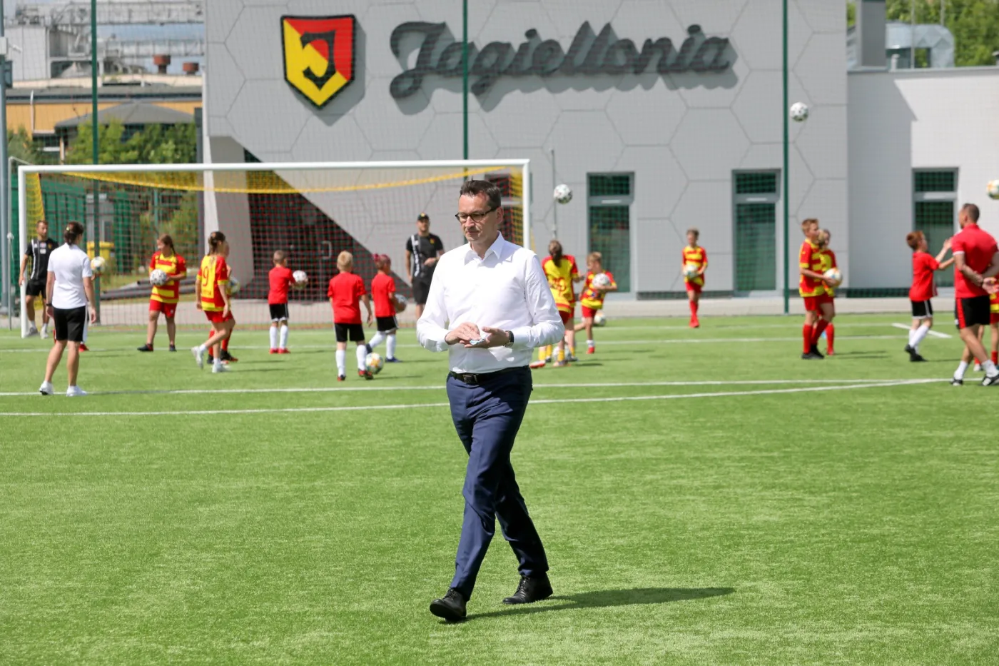 Morawiecki: Robimy to, by młodzi piłkarze grali w Białymstoku, a nie w Barcelonie