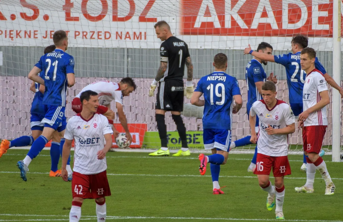 Piłkarze Wisły (w niebieskich koszulkach)  praktycznie zapewnili sobie utrzymanie w ekstraklasie