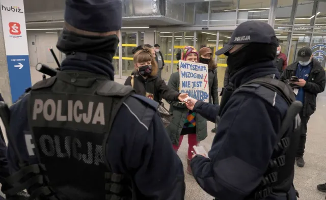 Protest przeciwko nadaniu imienia Romana Dmowskiego warszawskiemu dworcowi. Interweniowała policja