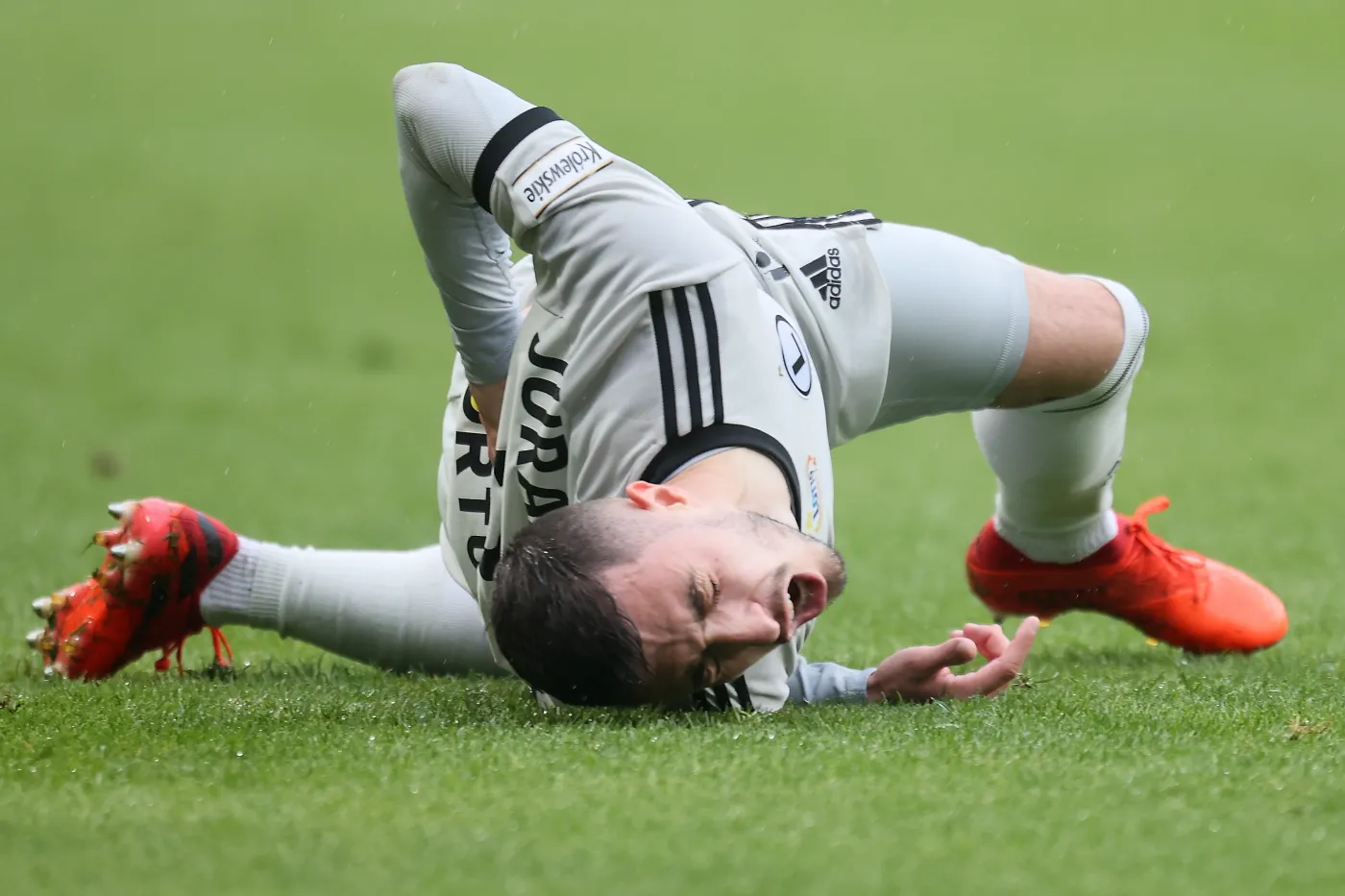  Kontuzjowany piłkarz Legii Warszawa Josip Juranovic podczas meczu Ekstraklasy z Wisłą Kraków