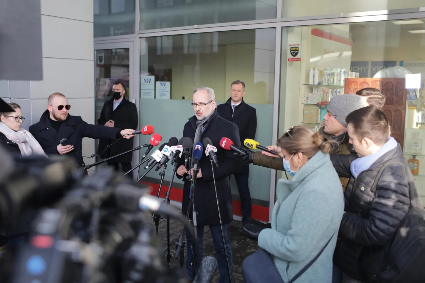 Zakłócony briefing ministra zdrowia. "Rząd pod sąd!", "Wszystkich nas zabijecie!"