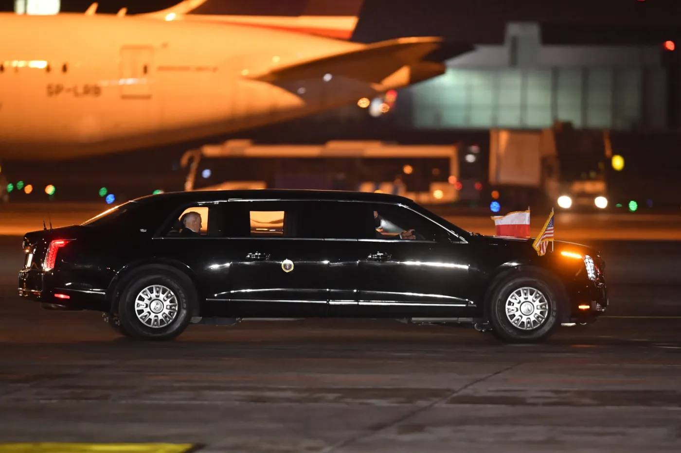 limuzyna-z-prezydentem-usa-joe-bidenem-na-lotnisku-podczas-powitania-na-lotnisku-w-warszawie-37412577.jpg