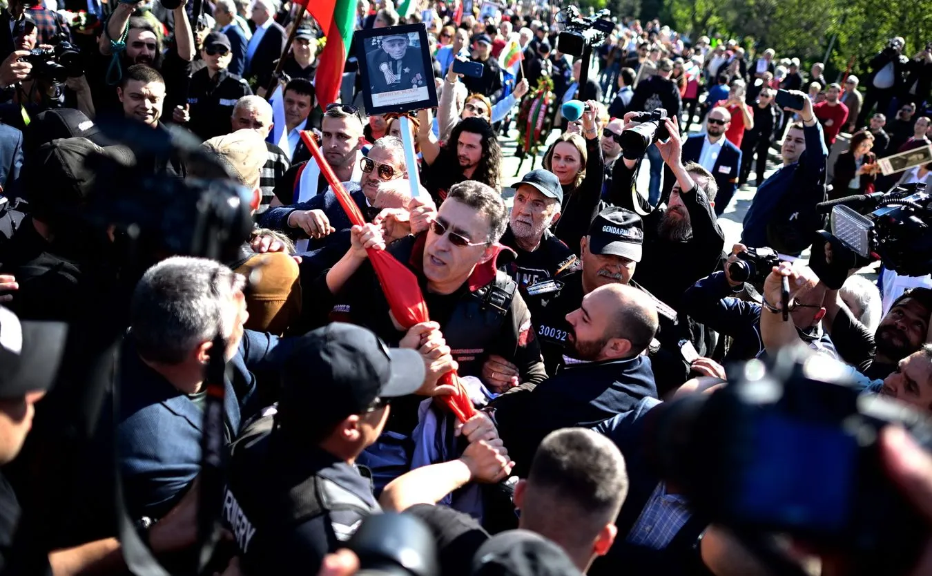 Wygwizdana ambasador, starcia i szarpaniny pod pomnikiem Armii Radzieckiej w Sofii