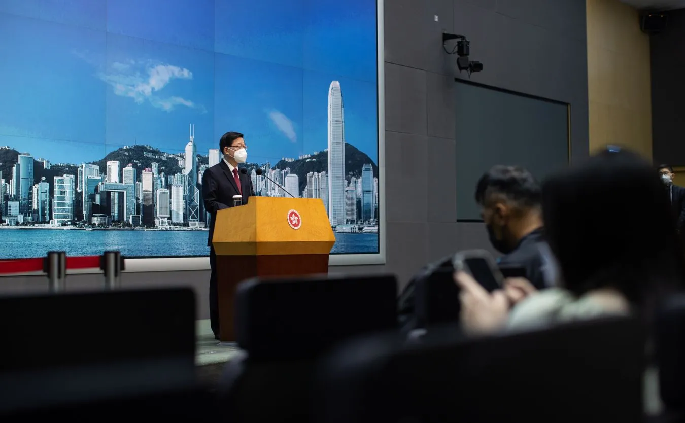 Szef rządu Hongkongu wygłasza konferencję prasową na temat szczepionek uzupełniających COVID-19