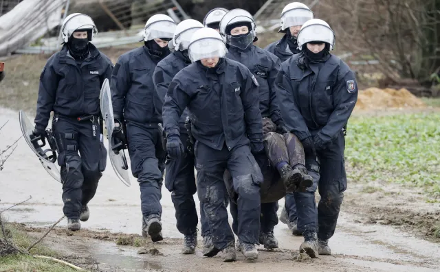 Policja likwiduje barykady i wyprowadza aktywistów z okupowanej przez nich wioski Luetzerath