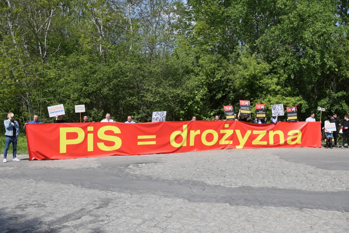 protestujacy-przed-rozpoczynajaca-sie-konwencja-programowa-prawa-i-sprawiedliwosci-w-warszawie-37798672.jpg