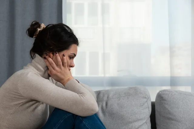 Znaki, że jesteś overthinkerem. Jak uspokoić głowę i przestać tyle analizować?