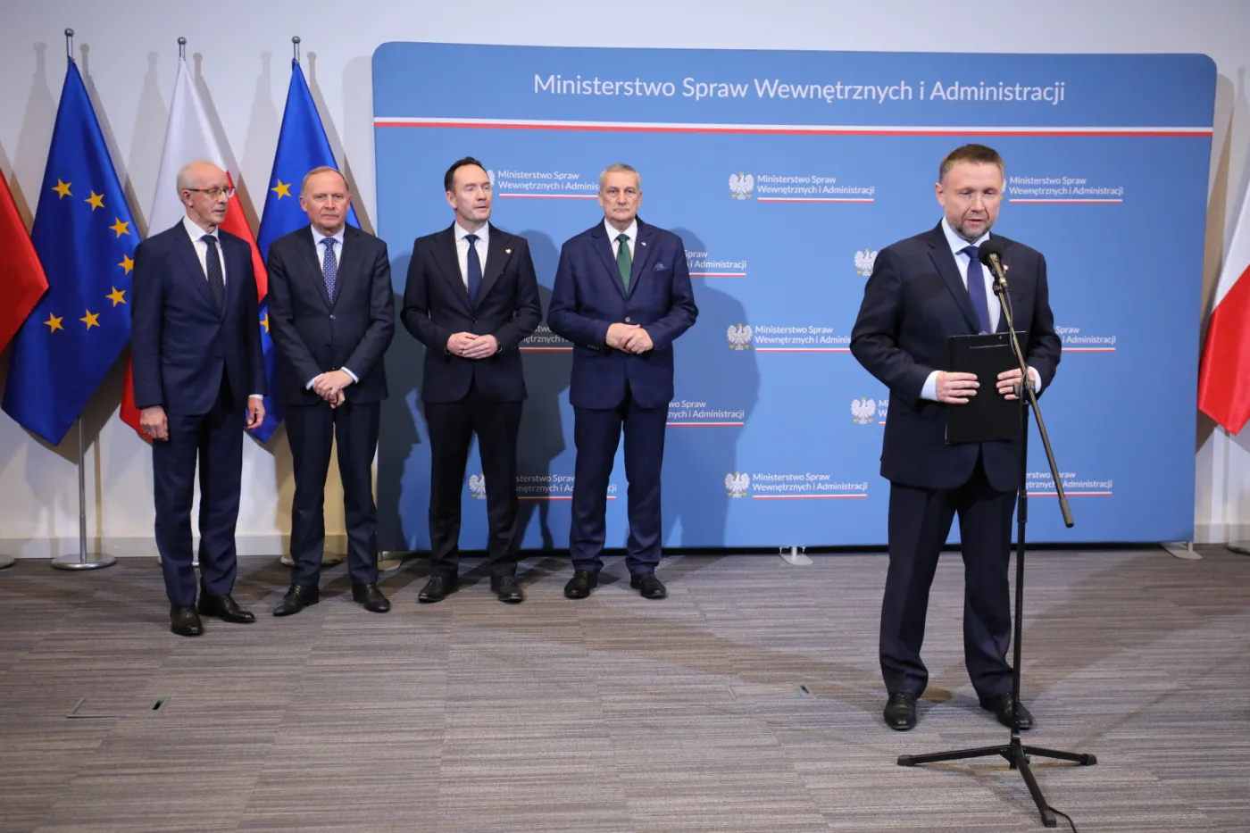 Kierwiński zapowiada "bilans otwarcia" w MSWiA. Zaraz potem "ostrożne" zmiany w służbach