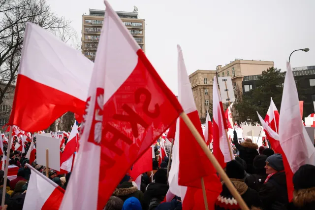 "Protest Wolnych Polaków" przed Sejmem. Okrzyki: Cześć i chwała bohaterom