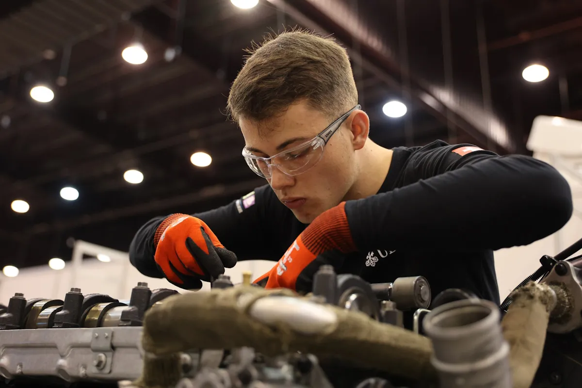 gdansk-07092023-euroskills-gdansk-2023-truck-and-bus-technology-mechanika-pojazdow-ciezarowych-37915933.jpg