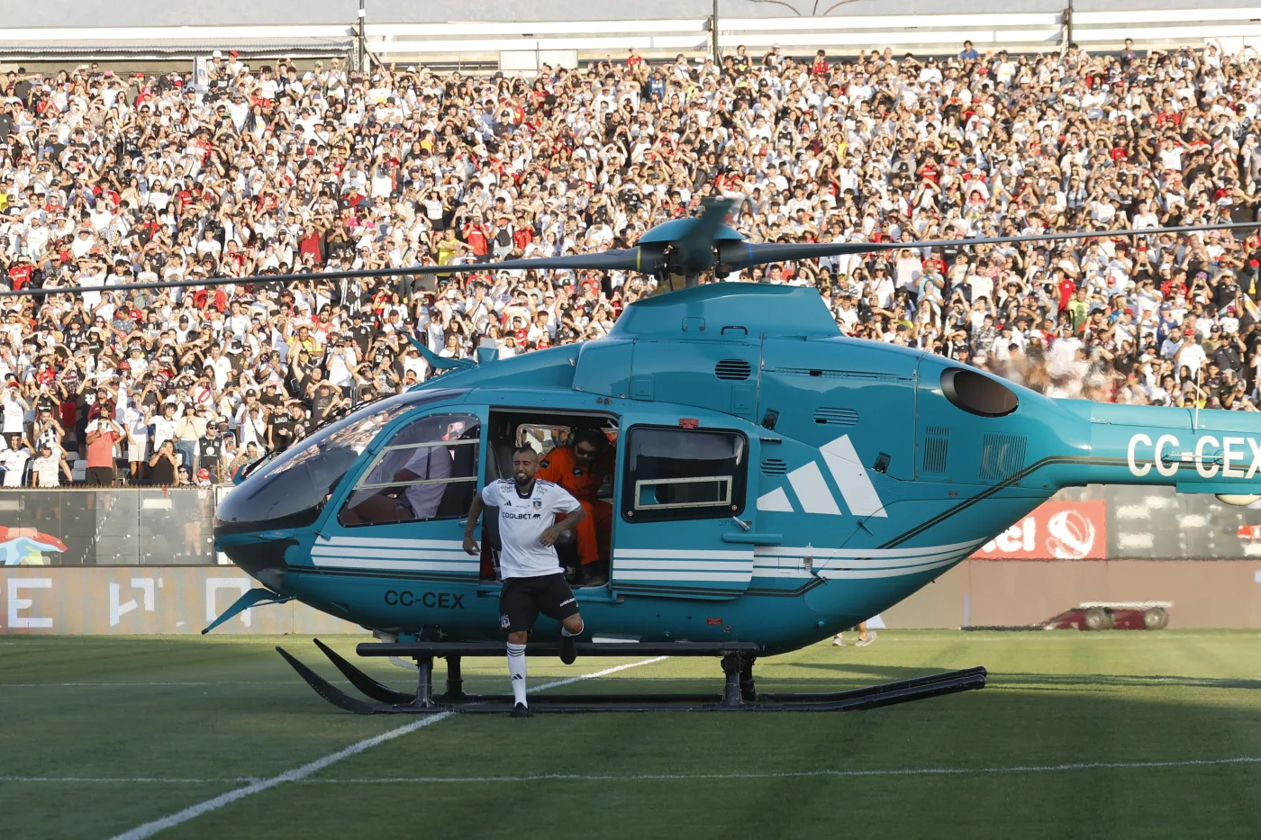 Arturo Vidal w nowym klubie wylądował helikopterem na środku boiska