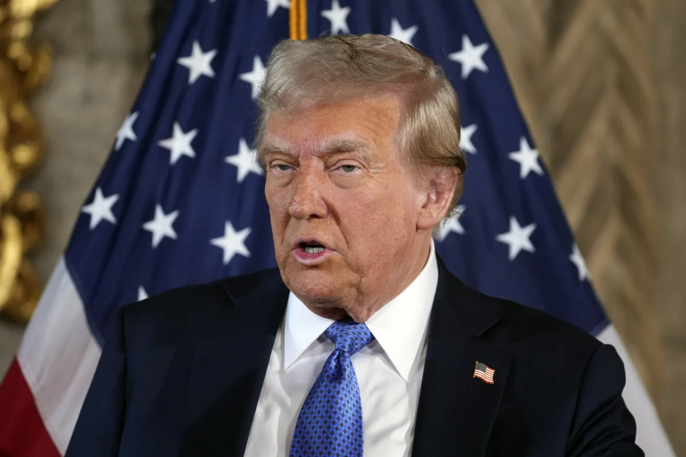 Znaki rozpoznawcze Donalda Trumpa to kunsztownie zaczesana grzywka i pomarańczowa opalenizna 