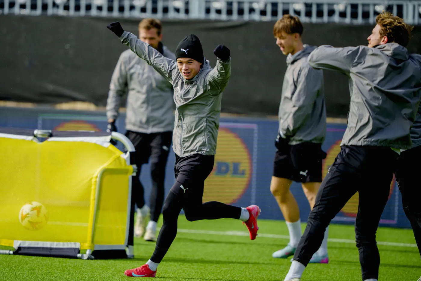 Kibice oferują ryby i mięso z renifera za bilety. Próbują obejść zakaz odsprzedaży za gotówkę