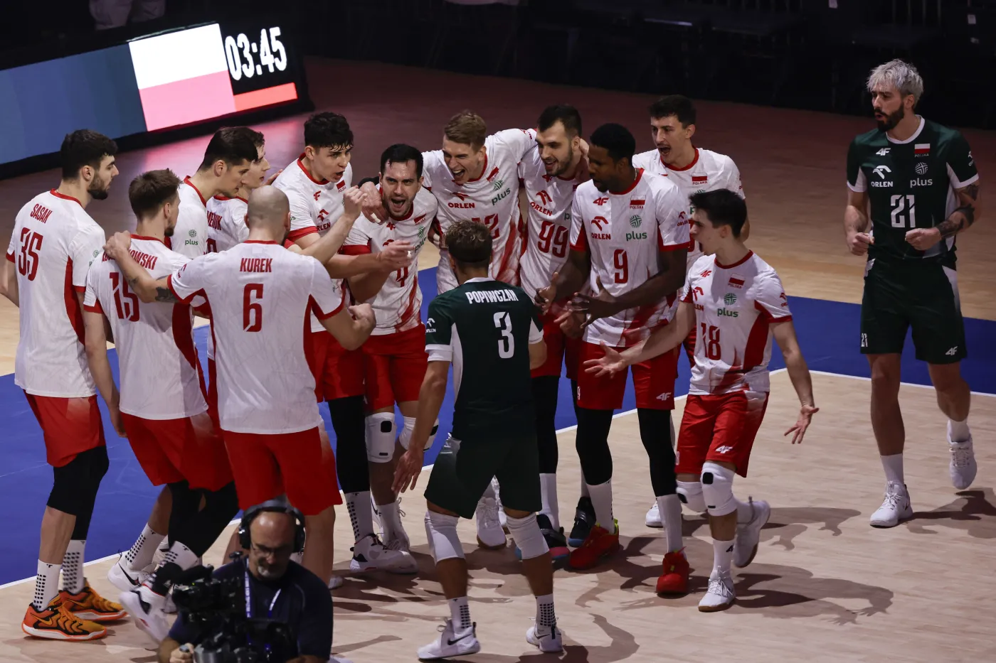 Kontrowersyjne koszulki polskich siatkarzy. Dlaczego biało-czerwoni grają w "butelkowej zieleni"?