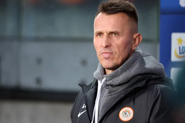 Trener Zagłębia będzie kazał depilować się piłkarzom. Po meczu w Niecieczy jest zły na sędziów